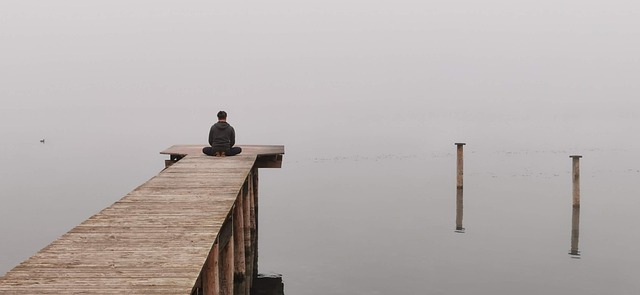 Kwantowy Zen: Jak medytacja i mindfulness pomagają zrozumieć splątanie kwantowe (i nie zwariować)