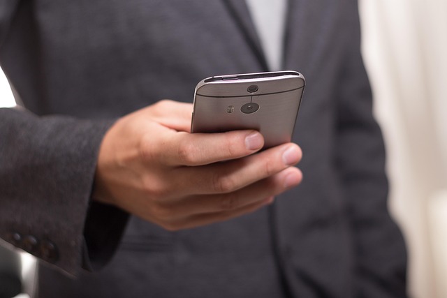 Zjawisko FOMO w Erze Technologii: Dlaczego Nieustannie Sprawdzamy Smartfony?